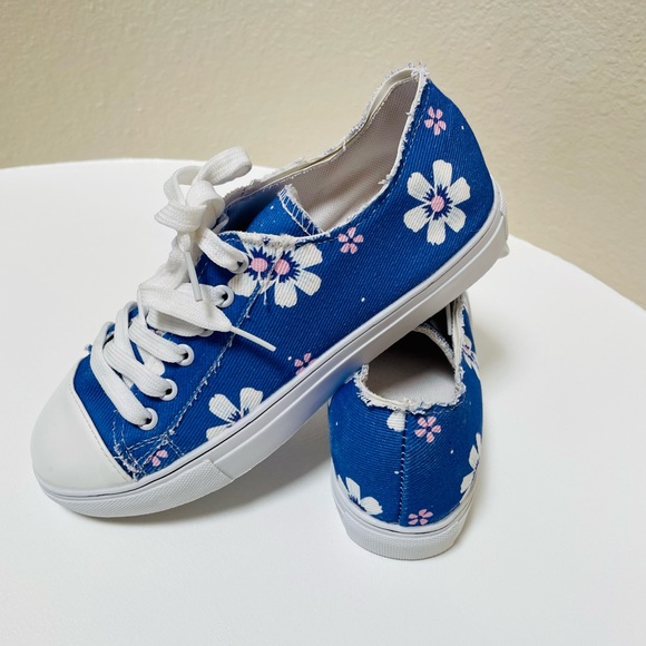 New Floral lace up canvas shoes. - Picture 2 of 6